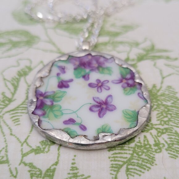 Vintage Yada China Broken Purple Pansy Soldered Pendant Necklace - Picture 2 of 4